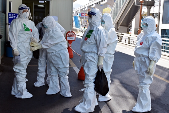 �ڷγ�19 �������������� ������б� �뱸���꺴������ �Ƿ������� ��ȣ��������ũ �� ��ȣ�屸�� �����ϰ� �ִ�.