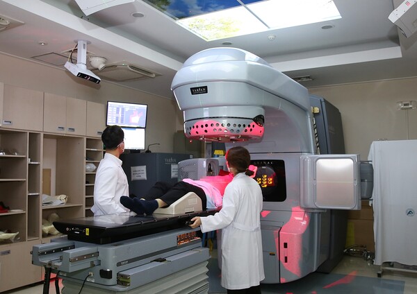 ����ƻ꺴�� ��缱�����а����� 3���� ī�޶� ����� Ȱ���� ��Ŀ����(marker-less) ����� ǥ�� ���� ��缱 ġ�Ḧ ���� ��ȯ�ڸ� ġ���ϰ� �ִ�.<br>