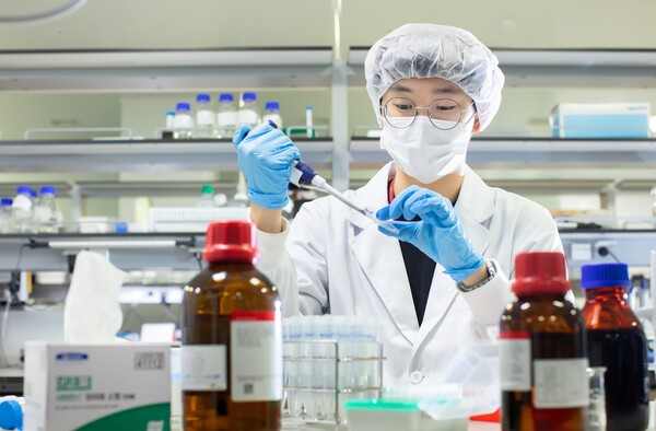 SK바이오사이언스 연구원이 백신 개발을 위해 R&D를 진행하고 있다