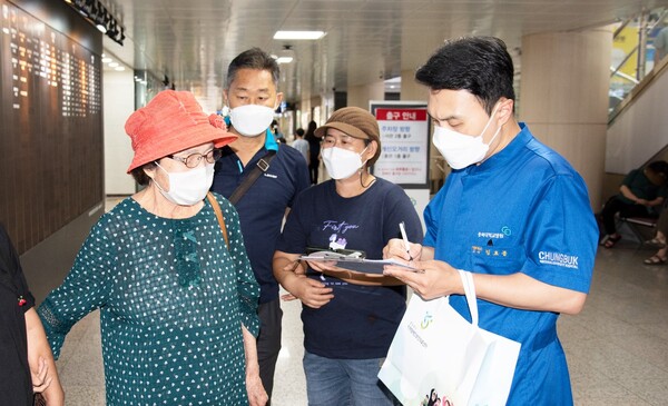 충북대병원이 시각장애인들의 병원 접근성 개선을 위한 모니터링 행사를 실시했다.&nbsp;<br>