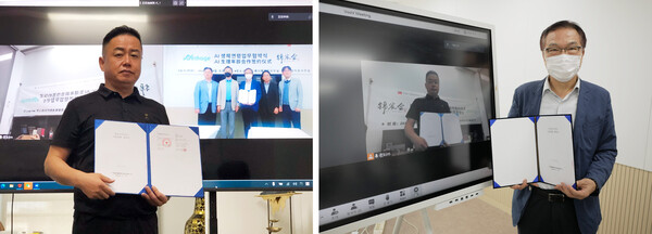 메디에이지 김강형 대표(오른쪽)와 중국 광저우 진천정밀의료과학기술유한회사 김경철 대표(왼쪽)가 사업제휴 계약을 체결후 협약서를 펼쳐보이고 있다.