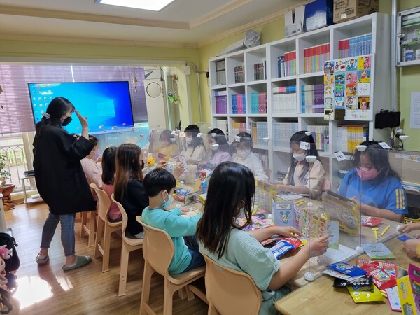 아주대병원 경기지역암센터 키즈리본캠페인 활동 모습.