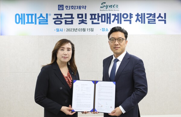 한화제약 명진 부사장(오른쪽)과 사이넥스 김영 대표가 계약 체결식후 기념촬영 하고 있다.