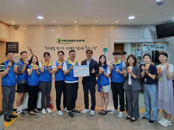 한화제약 봉사활동 모임인 한나눔회가 '복닭복닭 행사'후 기념 촬영을 하고 있다. <br>