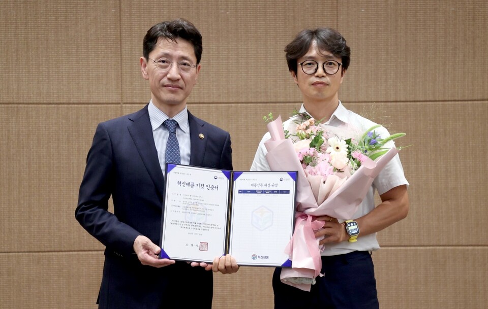 안영관 대표(오른쪽)가 최근 김윤상 조달청장(왼쪽)으로부터 혁신제품 지정 인증서를 수여 받았다 &nbsp;