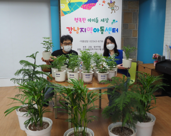 올림푸스한국은 지역 아동센터 등에 공기정화 식물을 조성했다.<br>