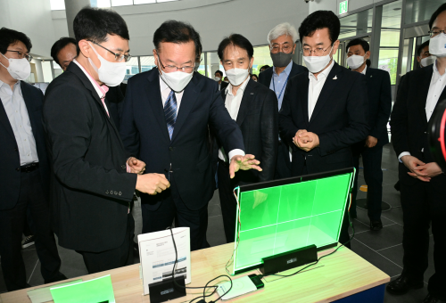 김부겸 국무총리(왼쪽 세번째)가 7월 6일 창업기업 규제혁신 간담회 참석차 대전 카이스트 창업원을 방문해 창업시설을 참관하고 있다.