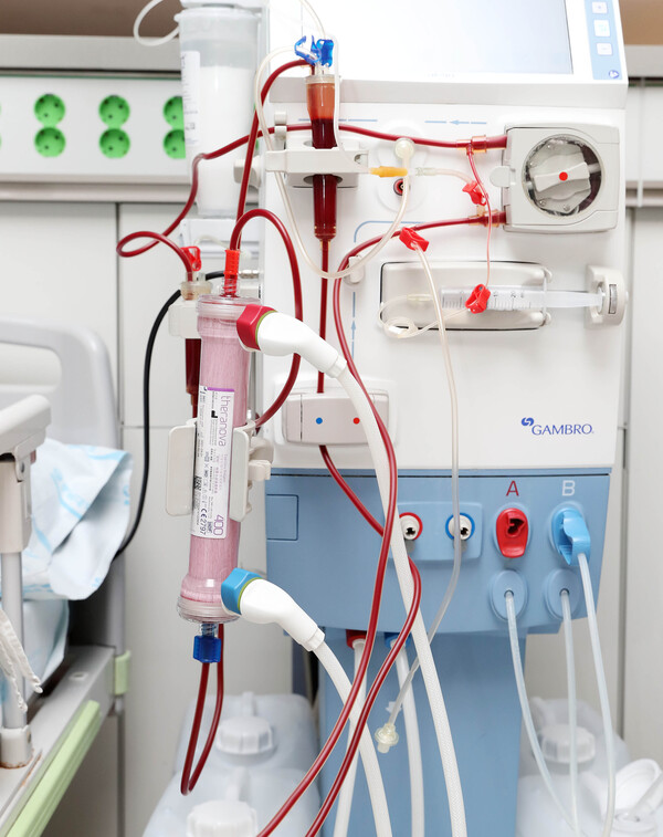 충남대병원 인공신장실에서 '테라노바'가 활용되고 있는 모습.