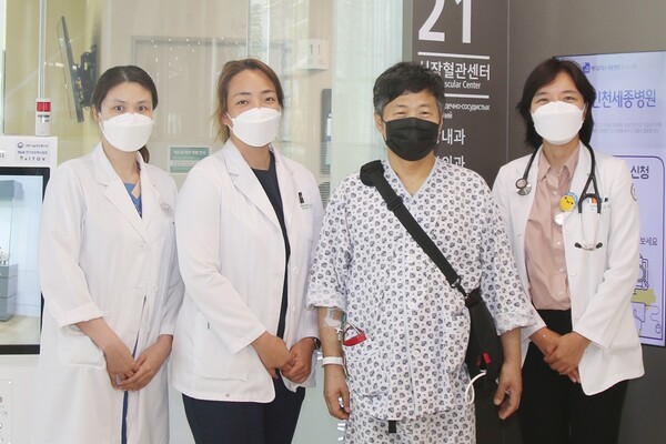 인천세종병원 심장이식팀이 환자(오른쪽에서 두 번째) 퇴원 전, 기념촬영을 하고 있다.