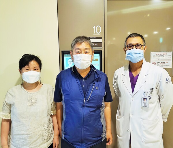 세 번의 암을 치료한 경정무 씨(사진 가운데)가 외과 이원석 교수(오른쪽)와 함께 마지막 정기검진에서 건강하다는 결과를 듣고 환하게 웃고 있다.<br>