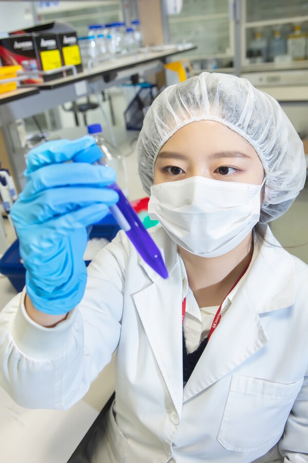 SK바이오사이언스 연구원이 백신 개발을 위한 연구를 진행하고 있다(2)<br>