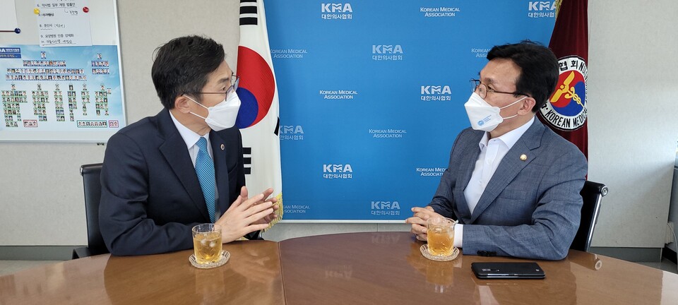 왼쪽부터 이필수 회장, 김민석 보건복지위원장