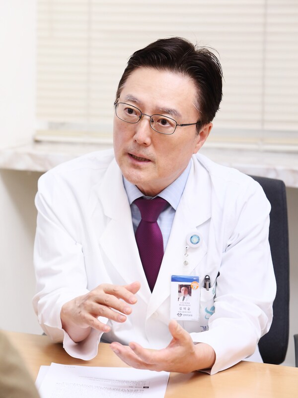 김덕윤 이사장은 골다공증 환자들이 다양한 이유로 치료를 <br>중단하고 있다며 안타까워했다.