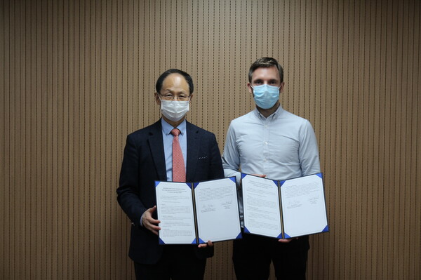지난달 29일 제약회관에서 김화종 AI신약개발지원센터장(왼쪽)과 대니얼 제인스 <br>뷰텔 아답&nbsp; CEO가 MOU 체결후 기념 촬영 하고 있다.