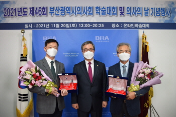 사진 왼쪽부터 김성현 교수, 김태진 회장, 정재일 교수<br data-cke-eol=
