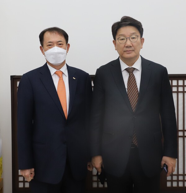 (왼쪽부터) 박태근 치협회장과 권성동 국민의힘 의원이 기념 촬영을 하고 있다.