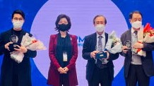 (왼쪽부터) 장삼규 교수(이상언 교수 대리수상), 박옥남 회장, 송해룡 교수, 이언 교수