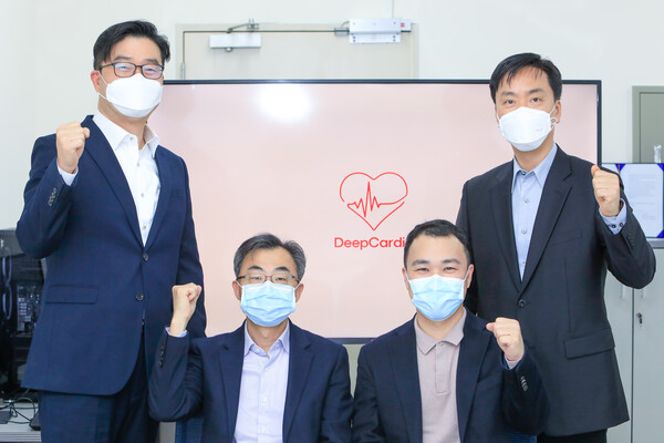 인하대학교 창업보육센터(김현태인하드림센터) 딥카디오 사무실. 왼쪽부터 최원익 CEO(인하대 정보통신공학과 교수), 김대혁 CEO(인하대병원 심장내과 교수), 백용수 의학CTO연구소장(인하대병원 심장내과 교수), 이상철 공학CTO(인하대 컴퓨터공학과 교수)