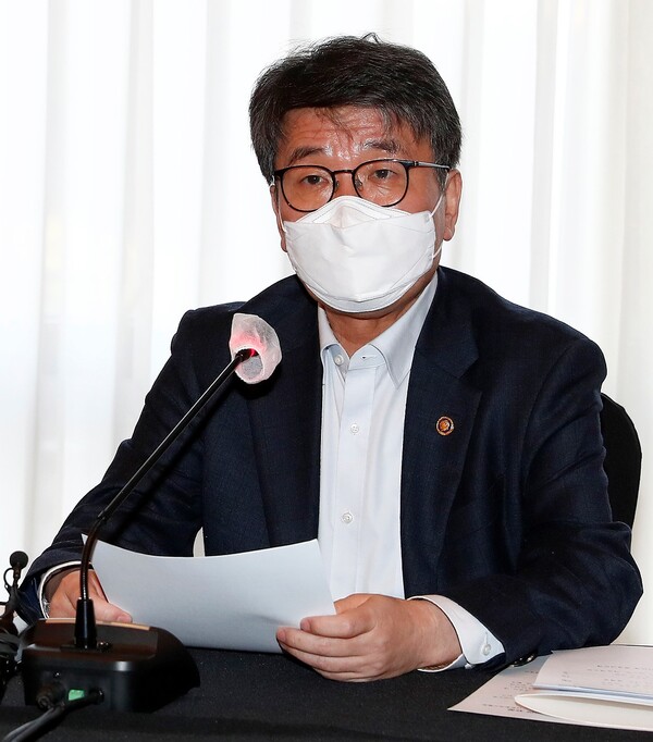 회의를 주재하는 류근혁 복지부 2차관