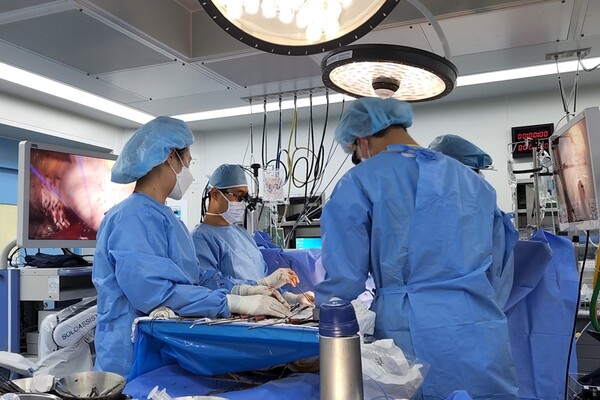 부천세종병원 흉부외과 이희문 과장(왼쪽)이 흉강경 보조 로봇과 3차원 <br>내시경을&nbsp;이용한 최소침습 수술을 하고 있다.