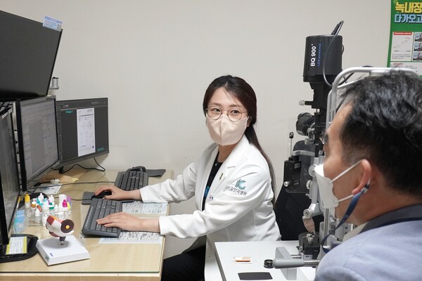 김안과병원 정종진 전문의가 녹내장 환자의 백내장 진료를 하고 있다.