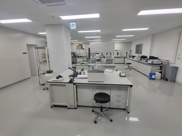 오스템카디오텍 스텐트 연구소 문을 열고 들어가면 전 공간을 한 눈에 볼 수 있다.&nbsp;