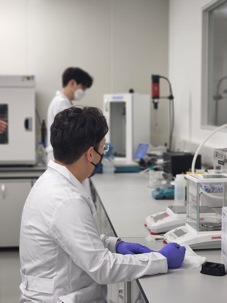 회사 연구원들이 바쁘게 제품을 실험하는 모습도 인상적이다.