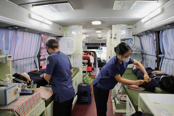 에스포항병원 직원들이 솔선해 사랑 나눔 헌혈행사에 참여하고 있다.