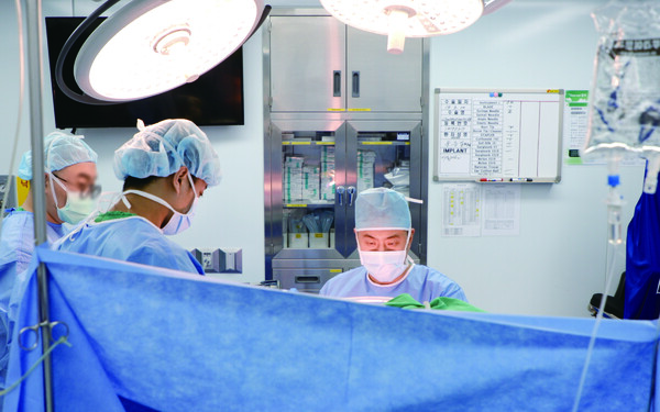 ​​​​​​​명지성모병원이 9차 급성기 뇌졸중 적정성 평가에서 1등급을 획득한 가운데, 허준 <br>​​​​​​​의무원장이 뇌졸중 수술을 집도하고 있다.