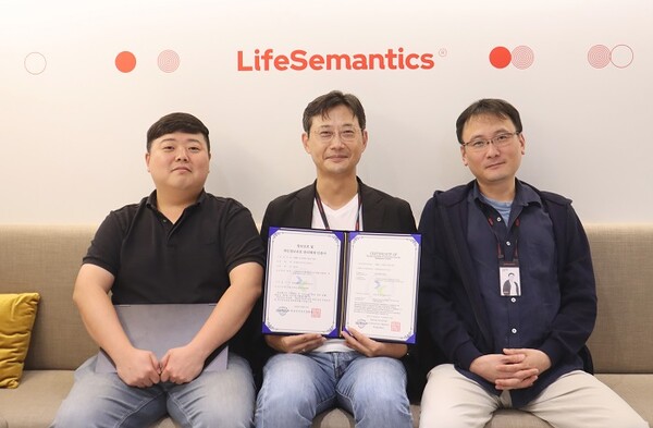 ISMS-P를 획득한 라이프시맨틱스의 관계자들이 기념촬영을 하고 있다.<br>왼쪽부터 우명관 개발팀장, 김광훈 CISO, 최재혁 매니저)