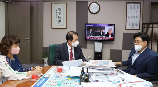 (왼쪽부터) 치협 신은섭 부회장, 박태근 협회장과 국회 이명수 의원