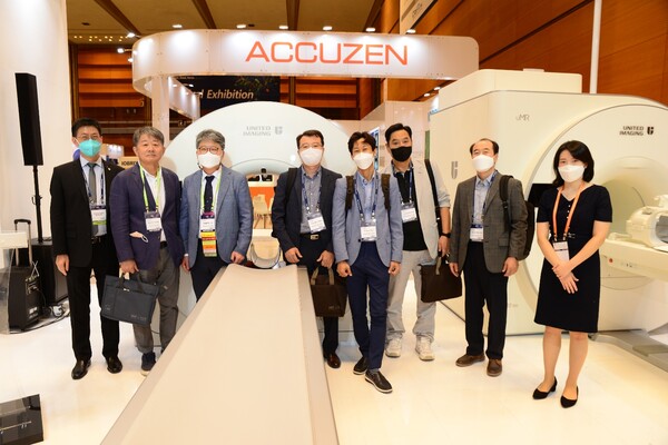 KCR 2022 주요 참석자들이 유나이티드 이미징 제품 앞에서 기념 촬영을 하고 있다.