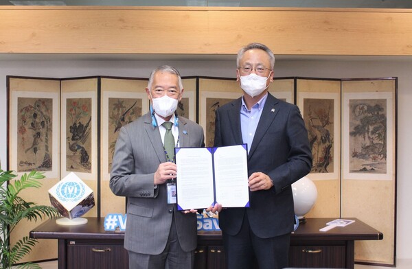 제롬 김 IVI 사무총장(왼쪽)과 김경진 에스티팜 대표가 양해각서를 교환하고 있다.<br>&nbsp;