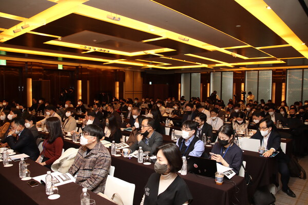 5일 서울 중구 웨스틴 조선호텔에서 열린 ‘2022 KPBMA 오픈 이노베이션 플라자’에 참가한 제약바이오산업 관계자들이 주제발표를 경청하고 있다.
