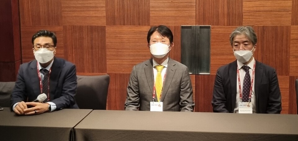 왼쪽부터 배장환 보험이사, 최동훈 이사장, 김병극 총무이사