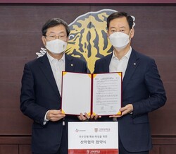 최은석 CJ제일제당 대표(오른쪽)와 정진택 고려대 총장이 산학협력 협약식에서 기념촬영을 하고 있다