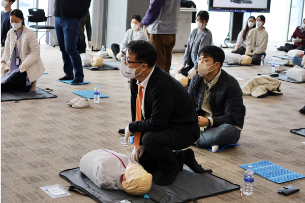 심폐소생술 훈련을 하는 양진영 케이메디허브 이사장(가운데)