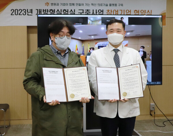 (왼쪽부터) 김우석 레몬헬스케어 부사장과 권범선 동국대일산병원 원장<br>