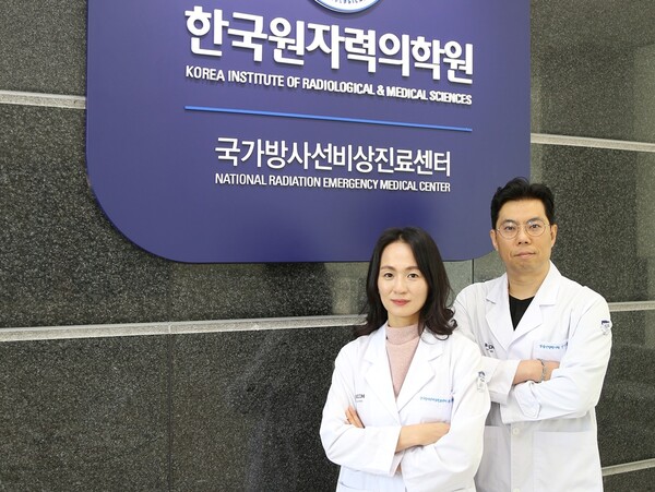 (왼쪽부터) 원자력의학원 최유연, 성기문 박사