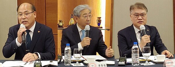(왼쪽부터)현재룡 건보공단 이사장 직무대행, 윤동섭 병협 회장, 김봉천 의협 부회장.