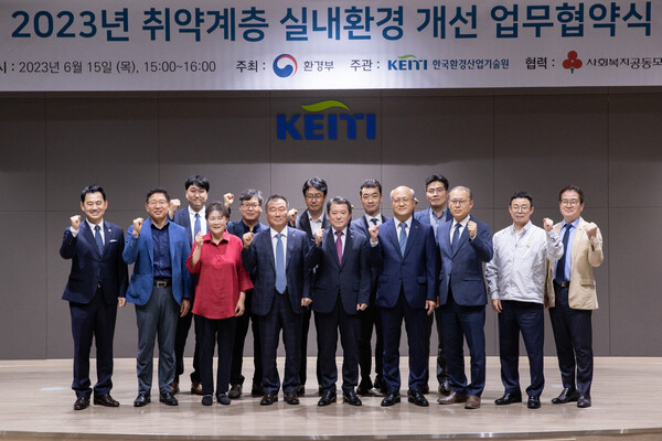 유제철 환경부 차관(앞줄 중앙)과 참여기업 대표들.​