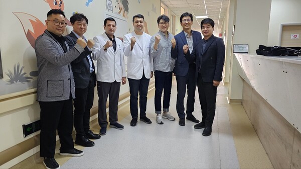 디씨티인터네셔날 최재원 법인장<사진 왼쪽>이 우즈벡 의료진과 교류하고 있다. <br>