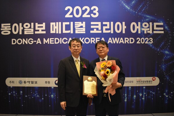 2023 메디컬 코리아 어워드 시상식 사진(오른쪽 조치흠 계명대 동산의료원장)<br>
