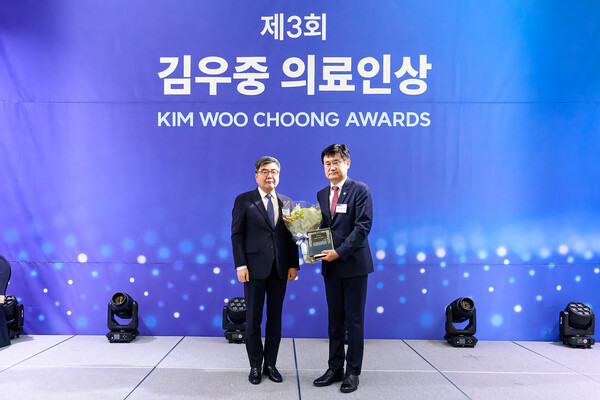 이우석 경상북도의사회장(오른쪽)이 제3회 김우중 의료봉사상을 수상했다.