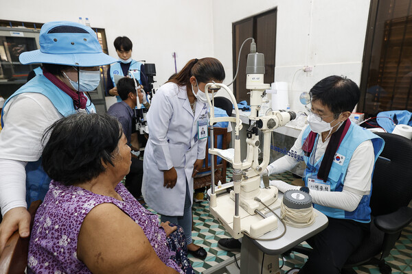 이우석 경북의사회장이 캄보디아 해외의료봉사에서 진료하고 있다.