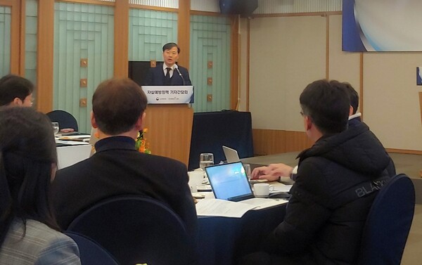 자살예방정책 기자간담회에서 인사말하는 이형훈 복지부 정신건강정책관(가운데)