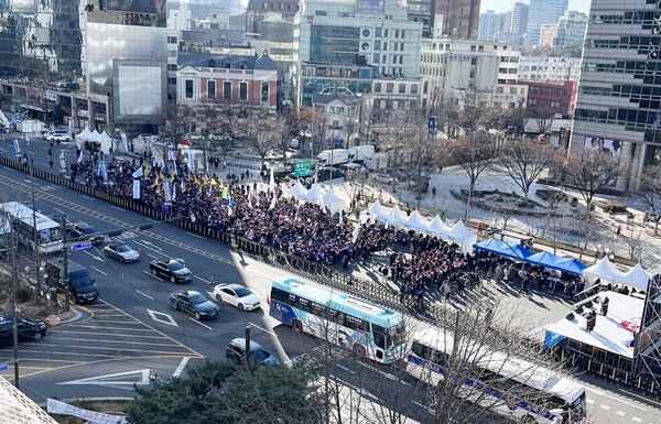 범대위가 광화문에서 '제1차 전국 의사 총궐기대회'를 개최하고 있다.
