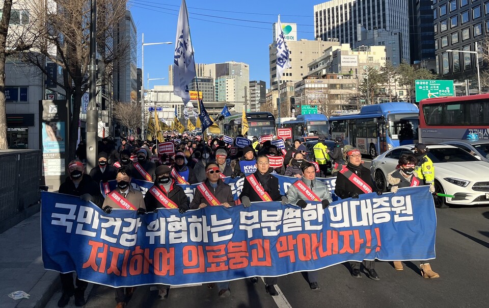 범대위가 광화문부터 서울역까지 가두행진을 벌이고 있다.