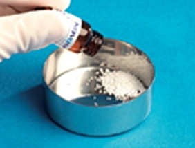 노보시스 캐리어를 트레이에 담는 모습