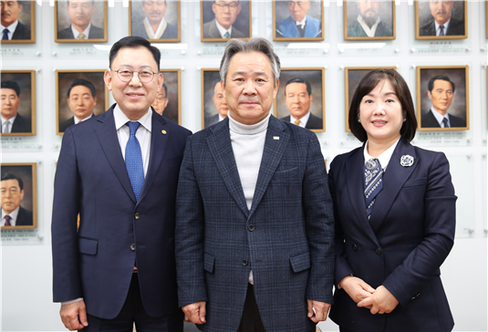 (왼쪽부터)최광훈 회장, 이기흥 대한체육회 회장, 최미영 부회장
